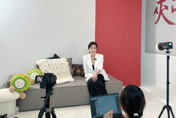 KIMIKO穿白色西裝接受專訪，延伸談分寸、正財感與體態觀察