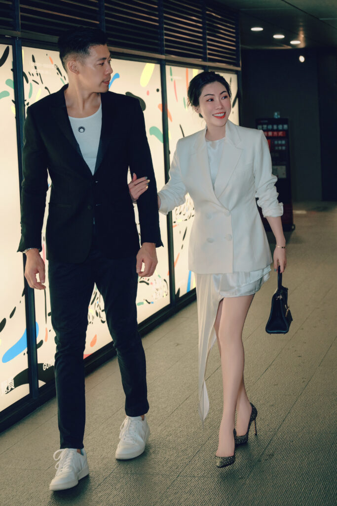 KIMIKO以穩定步態呈現從容氣場，呼應KimiBarre對體態與份量感的觀察